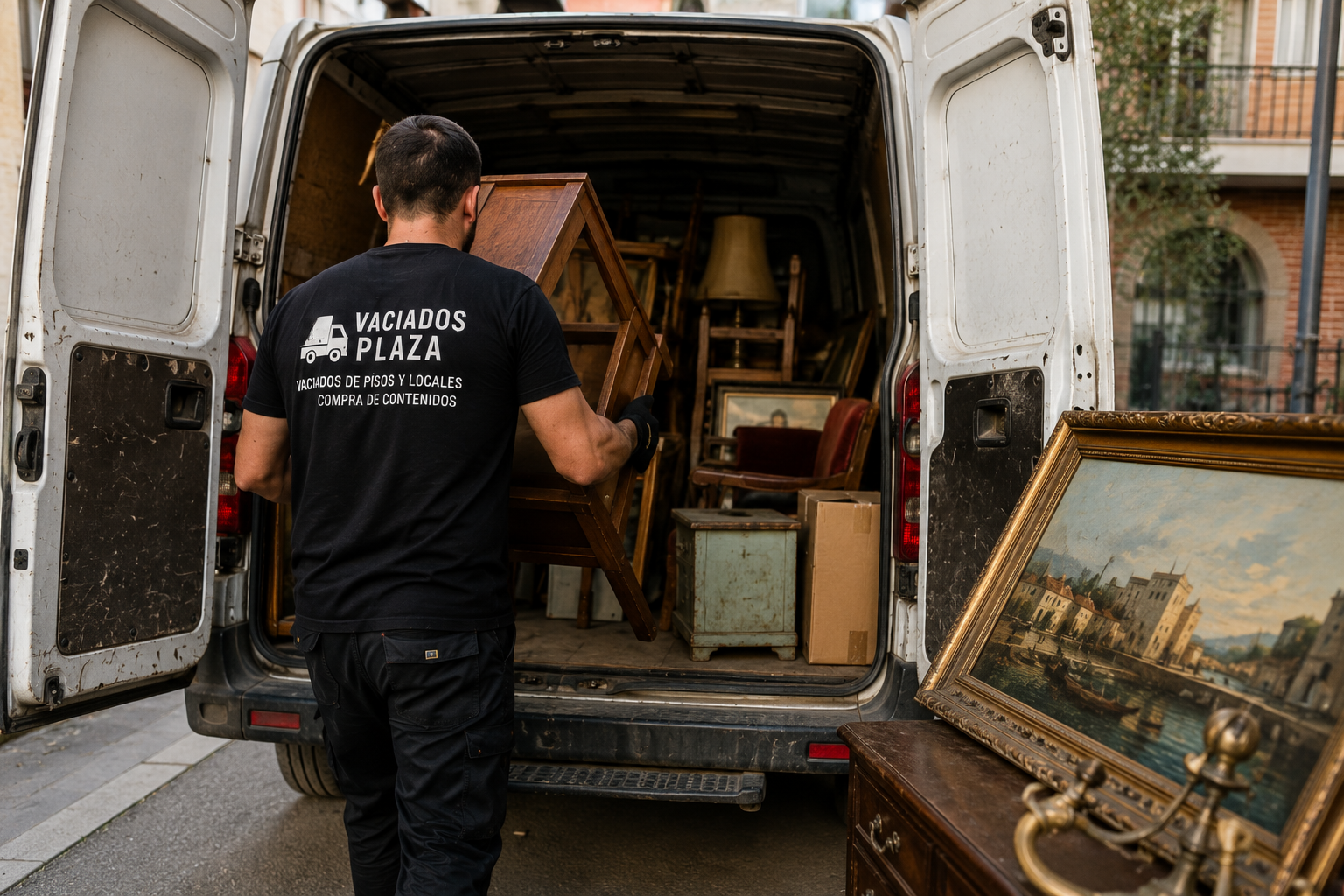 Profesional de Vaciados Plaza cargando un mueble en la furgoneta durante un vaciado de vivienda